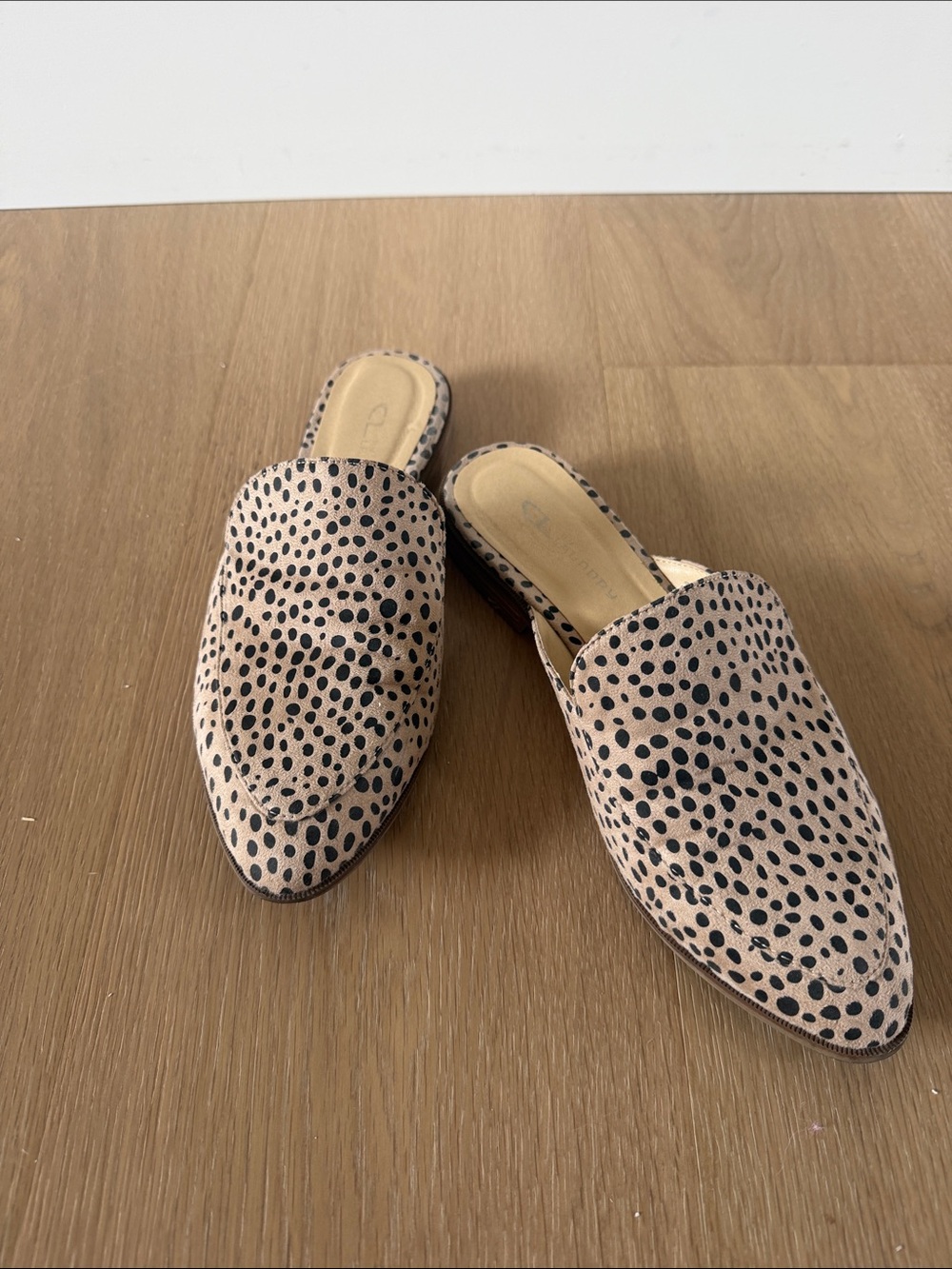 Chinese Laundry Tan and Black Spotted Mule Loafers